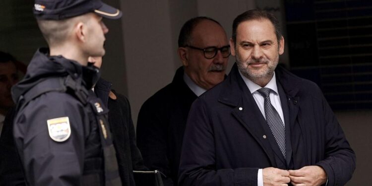 El PSOE retrasa la expulsión de Ábalos tras un año de expediente y pese a declarar como imputado