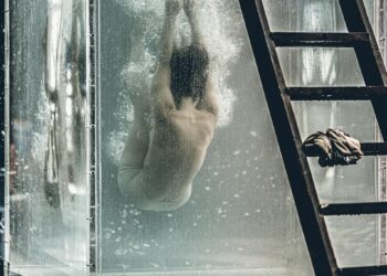 Madrid se sumerge en el riesgo: el nuevo festival de circo debuta con María Palma, una acróbata bajo el agua