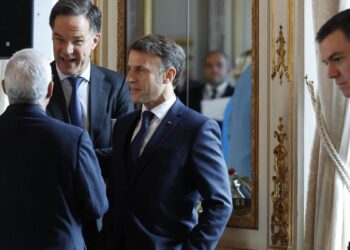 Líderes europeos se citan este lunes en París para hacer frente a la ofensiva de Trump contra la UE y sus planes para Ucrania