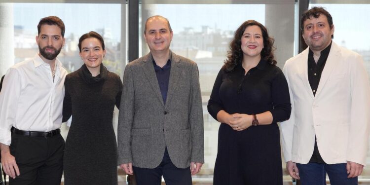 Un díptico sobre la falta de libertad con música española: el Teatro Real estrena la ópera ‘Tejas verdes’ junto a ‘La vida breve’