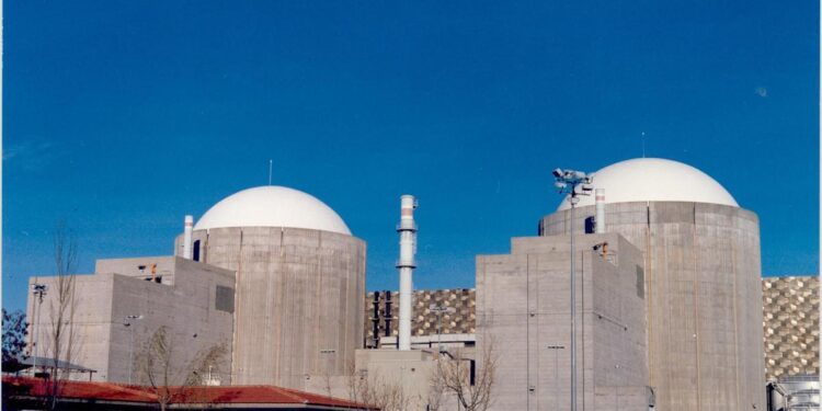 La cumbre de Ayuso y Guardiola lleva la central nuclear de Almaraz al foco de la política nacional
