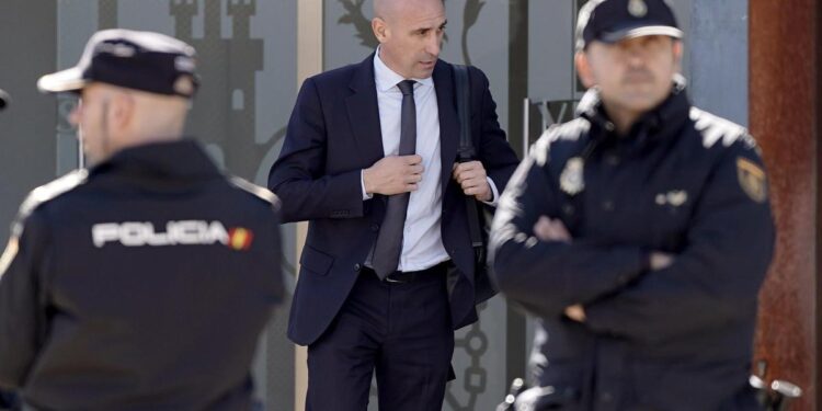 El juez condena a 10.800 euros de multa a Rubiales por besar a Jenni Hermoso y le absuelve de las coacciones