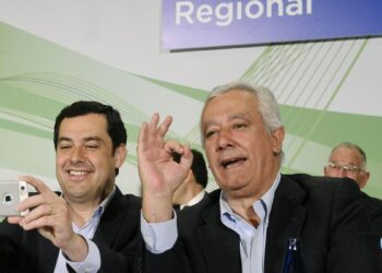 Juanma Moreno se cansa de las traiciones del PP de Sevilla