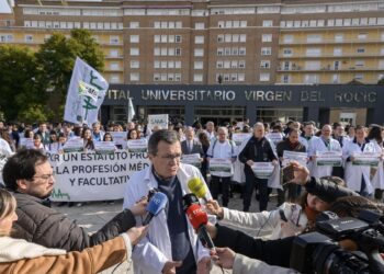 Centenares de médicos piden a Sanidad un estatuto diferente con horarios y salarios justos