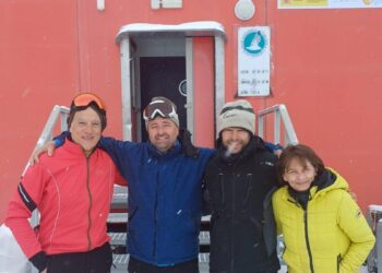 El llamativo experimento de un científico español en la Antártida (y tiene relación con la basura y el whiskey)