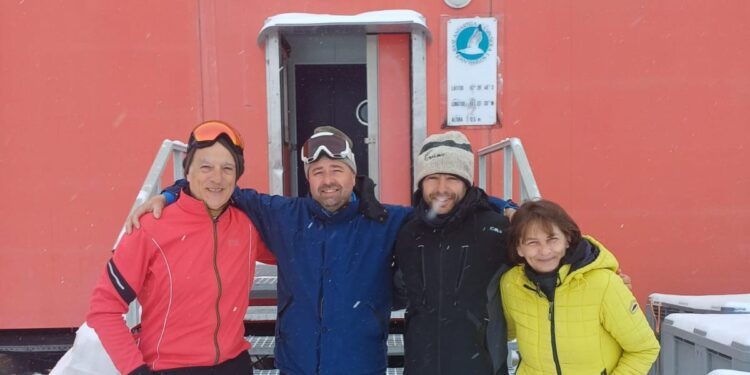 El llamativo experimento de un científico español en la Antártida (y tiene relación con la basura y el whiskey)