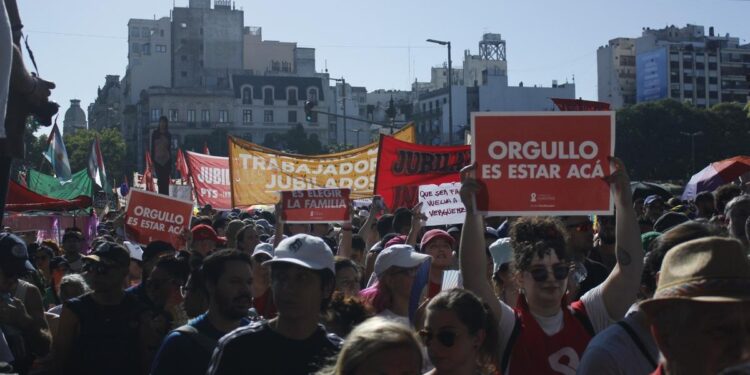 Una multitud salió a las calles en Argentina para repudiar el discurso homofóbico y anti wok de Milei
