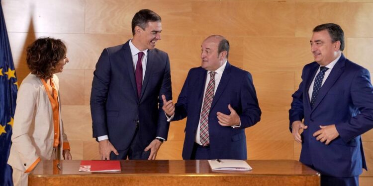 El PSOE ve a salvo su ‘alianza estratégica’ con el PNV ante la batalla en primarias entre Ortuzar y Esteban