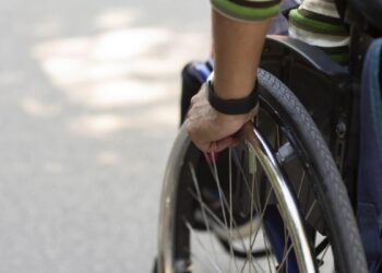 Sin ascensores, rampas o elevadores: 100.000 personas en España viven atrapadas en sus pisos