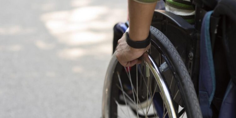 Sin ascensores, rampas o elevadores: 100.000 personas en España viven atrapadas en sus pisos