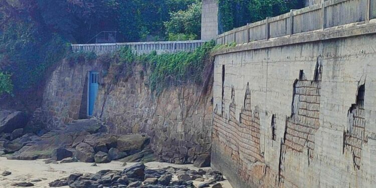 La pareja de Feijóo pide una concesión hasta 2037 del acceso desde su casa a la playa