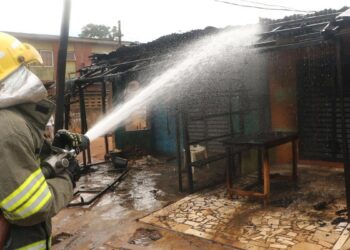Mueren al menos 17 estudiantes en un incendio en un internado nigeriano