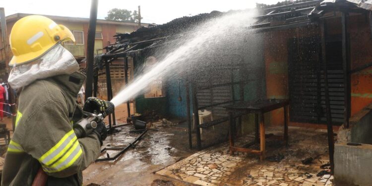 Mueren al menos 17 estudiantes en un incendio en un internado nigeriano