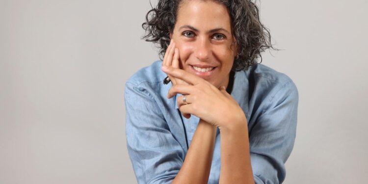 Katya Adaui: ‘La escritura nunca es inocente, pero no causamos daño’