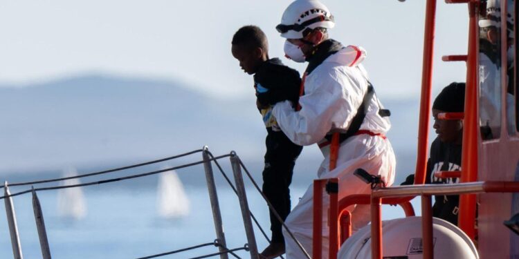 Feijóo echa tierra sobre el pacto para los menores que respalda el PP canario: es un ‘reparto político’