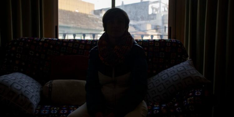 La hermana del profesor señalado por terapias de conversión denuncia abusos sexuales desde los 4 años