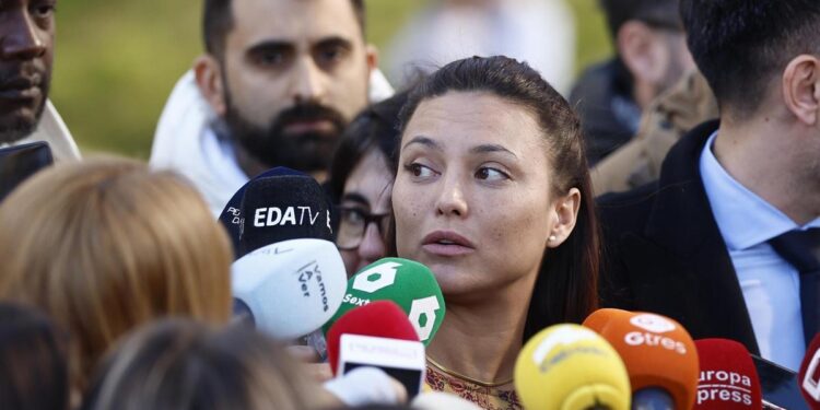 La defensa de Errejón acusa a Mouliaá de no entregar documentos y obstaculizar el juicio