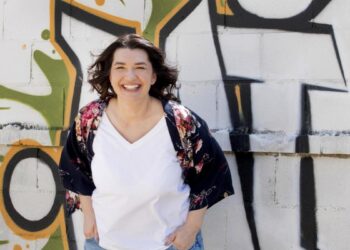 Sara Desirée Ruiz, psicoterapeuta: ‘Si tu hija adolescente está de madrugada con el móvil, se lo retiras pero le explicas por qué’