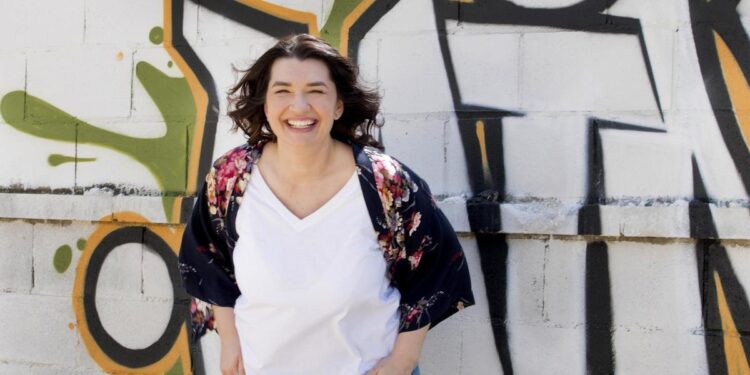 Sara Desirée Ruiz, psicoterapeuta: ‘Si tu hija adolescente está de madrugada con el móvil, se lo retiras pero le explicas por qué’