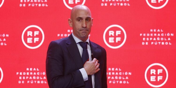 Así es la nueva vida de Luis Rubiales más de un año después de su dimisión: de su día a día en el centro de Granada a la ‘desconexión’ en su casa de campo