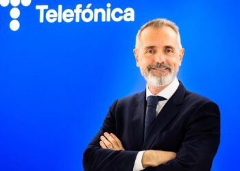 Telefónica cierra la venta de su filial en Argentina al grupo Clarín por 1.200 millones