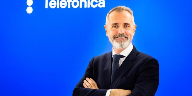 Telefónica cierra la venta de su filial en Argentina al grupo Clarín por 1.200 millones