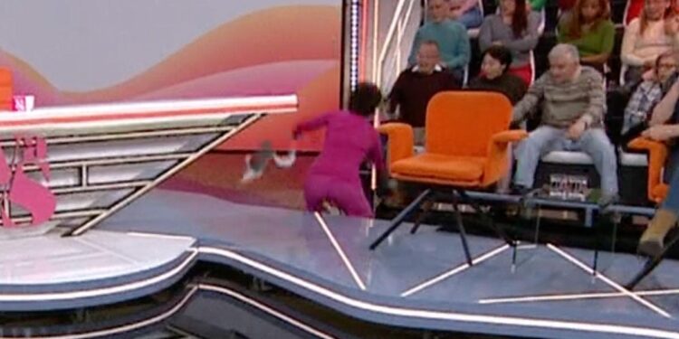 Sonsoles Ónega protagoniza una brutal caída en directo y desata el caos en plató