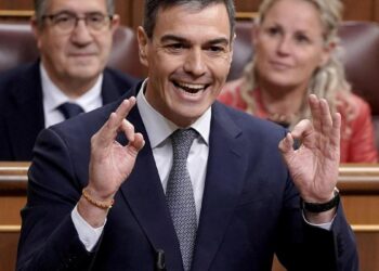 Sánchez evita defender la tributación del SMI ante las críticas de Feijóo