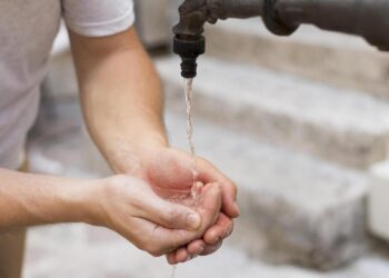 La contaminación por nitratos dejó sin agua potable a 220.000 personas en 2023 en España, un 50% más que 2022