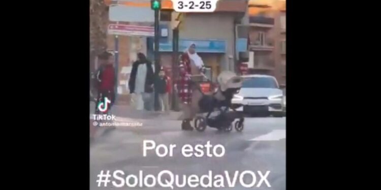 Piden la dimisión de un vicealcalde murciano de Vox por grabar en la calle a mujeres extranjeras con sus hijos