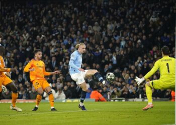 Asencio lidera la zaga de urgencia de un Madrid que volvió a remontar tras fallar en los goles del City