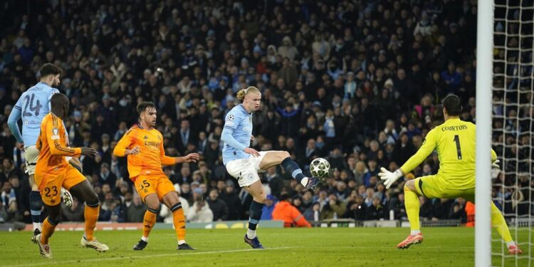 Asencio lidera la zaga de urgencia de un Madrid que volvió a remontar tras fallar en los goles del City