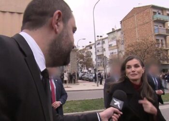 La reina Letizia rompe el protocolo, preocupada ante la cancelación de ‘Caiga quien caiga’ en Telecinco: ‘¿Ahora qué vas a hacer?’