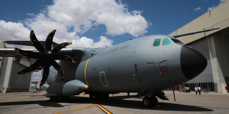 El Estado usa aviones militares en Canarias para derivar migrantes ante el repunte