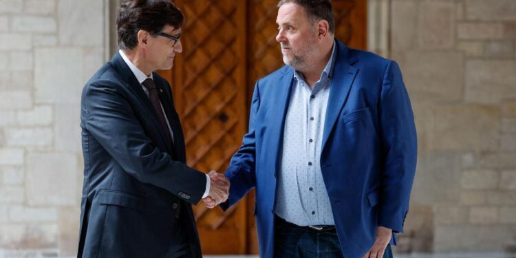 Illa y Junqueras se reúnen por primera vez y dan aire a la legislatura en Cataluña