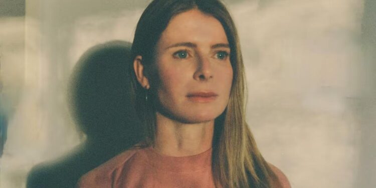 Emma Cline: “Las chicas de hoy crecen cosificándose en Instagram antes de saber quién son”