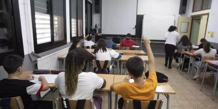 Medio millón de familias de la Comunidad Valenciana votan la lengua base de sus hijos en una polémica consulta educativa