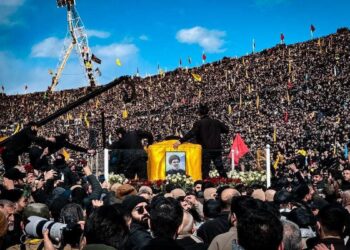 Decenas de miles de personas se despiden de Hasán Nasrala, líder de Hizbulá, en un funeral masivo