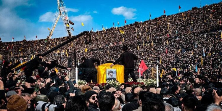 Decenas de miles de personas se despiden de Hasán Nasrala, líder de Hizbulá, en un funeral masivo