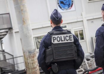 La policía hiere gravemente a un hombre armado con dos sables a las afueras de París