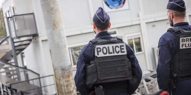 La policía hiere gravemente a un hombre armado con dos sables a las afueras de París