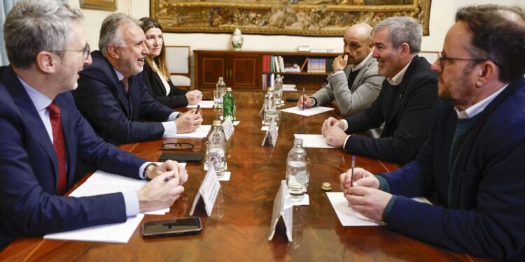 El Gobierno y Canarias ratifican el pacto para el reparto de menores migrantes a la espera de Abogacía del Estado y Junts