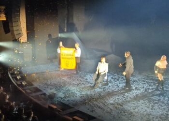 Dos activistas climáticos interrumpen una obra de teatro de Sigourney Weaver en Londres