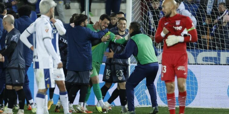 Batalla se erige en héroe y el Rayo se va a dormir en puestos europeos