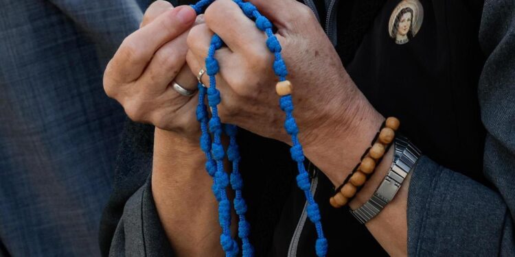 En una misa al aire libre, la Iglesia argentina pide la ‘oración de todos’ para que el papa Francisco se recupere