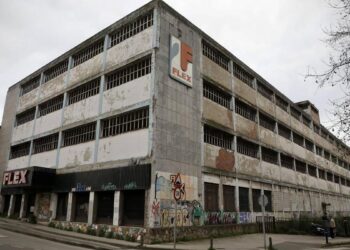 Moderna fábrica de colchones, centro okupa y basurero: fin a seis décadas de la nave de Flex en Gijón