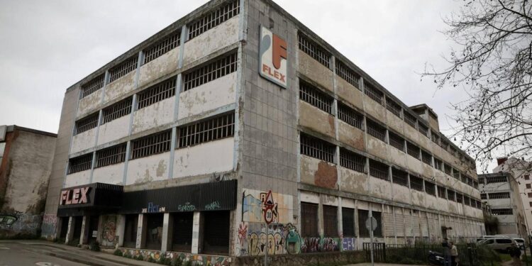 Moderna fábrica de colchones, centro okupa y basurero: fin a seis décadas de la nave de Flex en Gijón