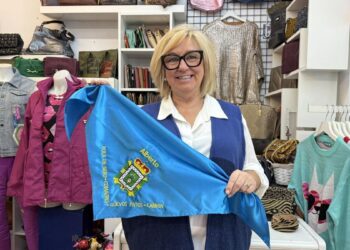 Comadrar con el pañuelo al cuello arraiga en la Pola: ‘Cada vez hay más gente que se anima a ponerlo en todas las fiestas’