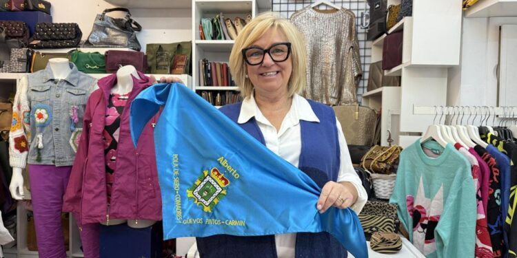 Comadrar con el pañuelo al cuello arraiga en la Pola: ‘Cada vez hay más gente que se anima a ponerlo en todas las fiestas’