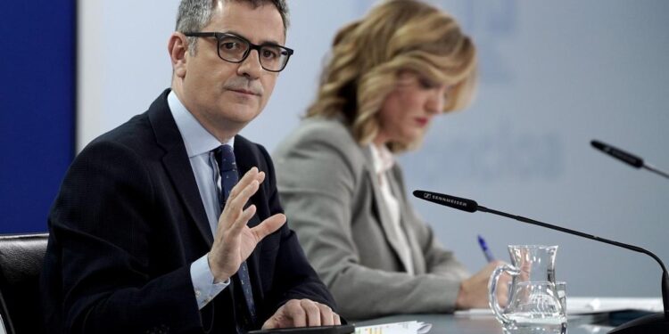 El PSOE se reúne con Junts en Bruselas pero no despeja la incógnita sobre la subida de las pensiones